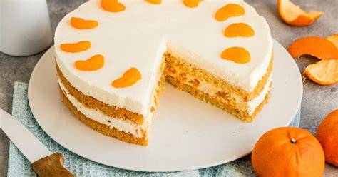 Torte schichten und Mandarinen verteilen