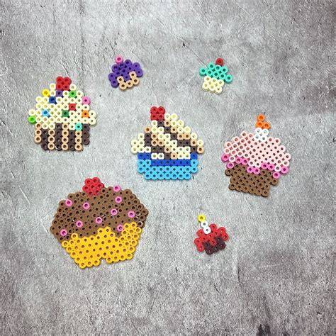 Torte und Cupcakes aus Bügelperlen, detailreich gestaltet
