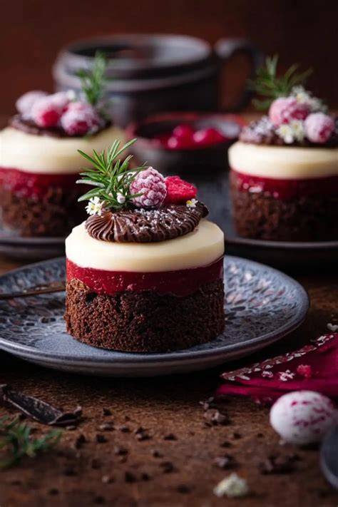 Torte und Törtchen im Querschnitt mit Schichten