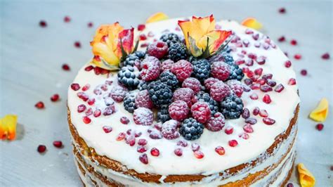 Torte wird mit Tortenschneider in Schichten geteilt