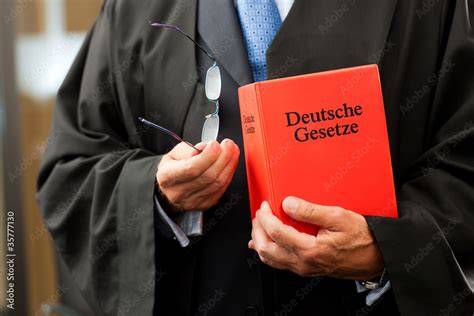 Torte zur Zulassung als Anwalt mit Noten, Gesetzbuch und Robe