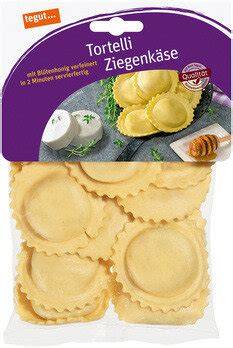 Tortelli mit Ziegenkäse und Honig frisch zubereitet auf dem Holzbrett