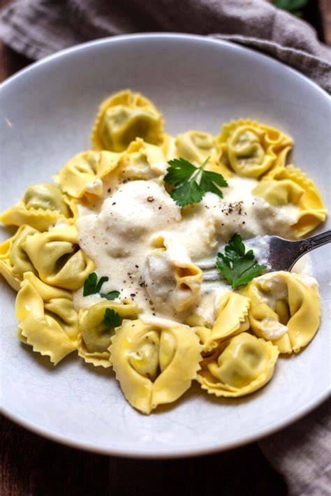Tortellini mit Ziegenfrischkäse und Honig angerichtet auf einem Teller