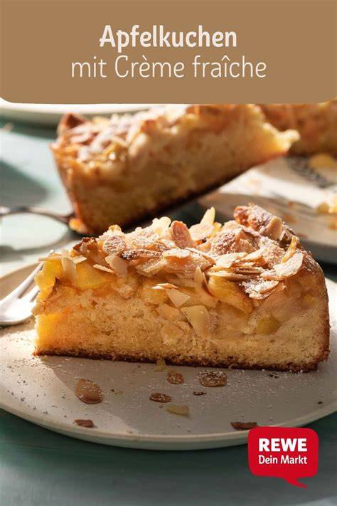 Torten mit Crème fraîche und unterschiedlichen Obstsorten