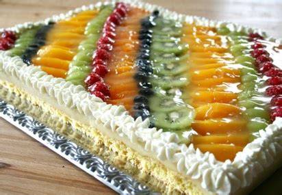 Torten und Obstkuchen im Kühlschrank hygienisch bedeckt