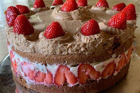 Tortenaufbau: Erdbeeren und Schokosahne