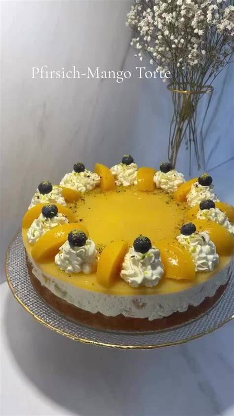 Tortenaufbau: Tortenring, Einschichten von Boden, Creme und Mango, finale Dekoration