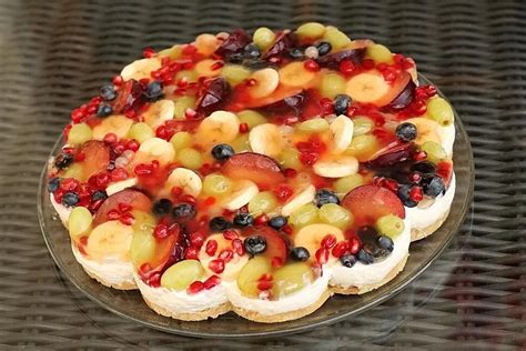 Tortenausschnitt mit frischen Früchten und Sahne