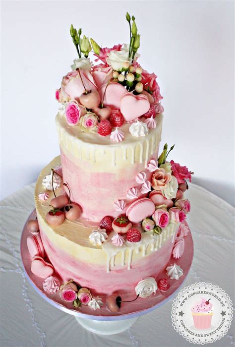 Tortendeko: Baiser-Sterne und Fondant-Figuren