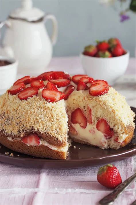 Tortendekor mit Mini-Schokoküssen und Erdbeeren
