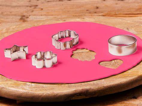Tortendekoration mit Fondant: ausgerollte Decke und Werkzeuge