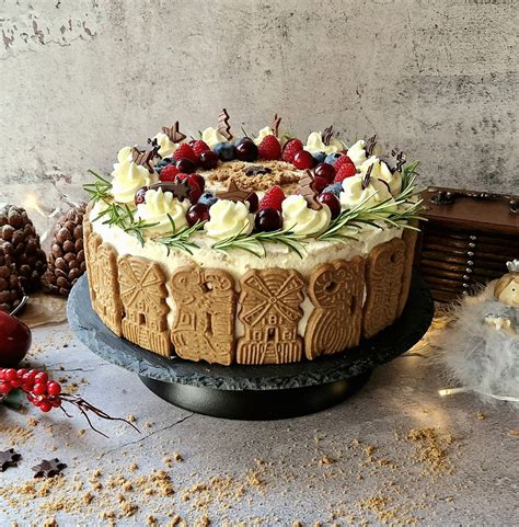 Tortendekoration mit Spekulatius, Cranberries und Rosmarin