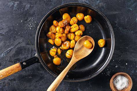 Tortengarnitur: glasierte Marroni und Schlagsahne