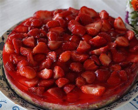 Tortengelee auf Erdbeeren