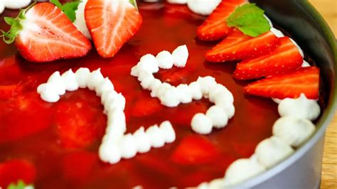 Tortenguss gleichmäßig auf Erdbeeren verteilt