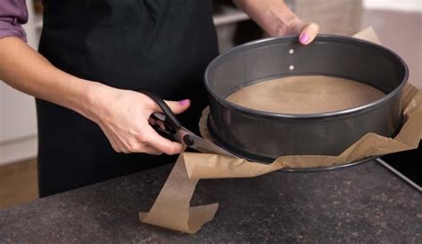 Tortenplatte mit Backpapier und vorbereiteter Torte