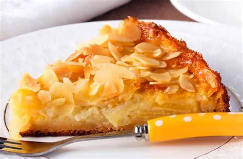 Tortenquerschnitt mit Sahnepudding- und Mandeldecke
