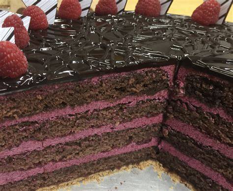 Tortenscheibe: Verschiedene Quark-Sahne-Blaubeer-Torten im Anschnitt