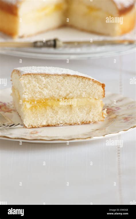 Tortenschichten: Biskuit, Lemon Curd, Buttercreme