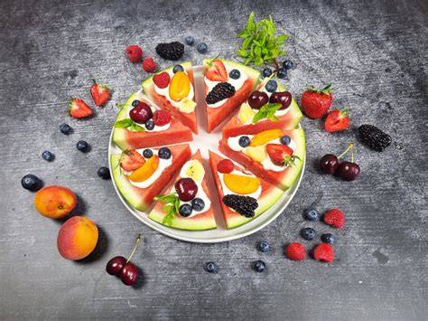 Tortenschichten mit frischen Früchten und Puddingcreme