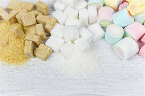 Tortenschichten und bunte Zuckerwürfel