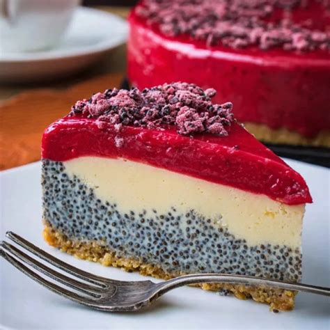 Tortenschnitte mit Mohn und Himbeeren