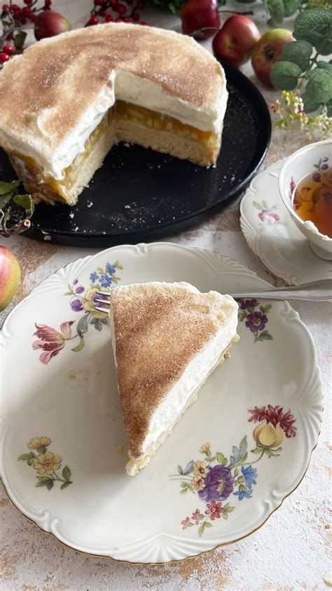 Tortenstück auf Teller, Kaffeetafel mit Apfeltorte