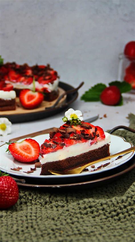 Tortenstück mit Schokokuss, Sahnetuff und Erdbeeren