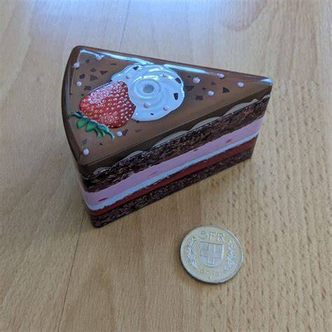 Tortenstück mit Schokoladenschichten