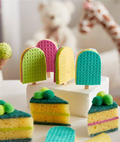 Tortenstücke und Kuchenformen am Buffet