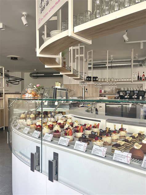 Tortenvielfalt und Theke im Eiscafé Stephan Veitshöchheim
