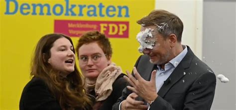 Tortenwurf als Protestsymbol gegen Populistinnen