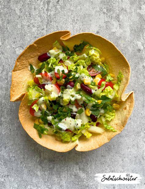 Tortilla Torte, serviert mit Salat und Dips