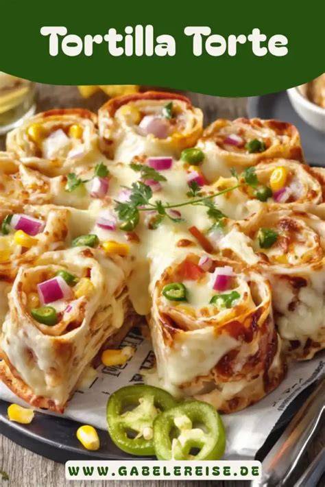 Tortilla Torte angeschnitten auf einem Servierteller mit Zutaten im Hintergrund