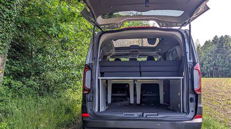 Tourbus-Atmosphäre: Matratzen und Wolldecken im Transporter