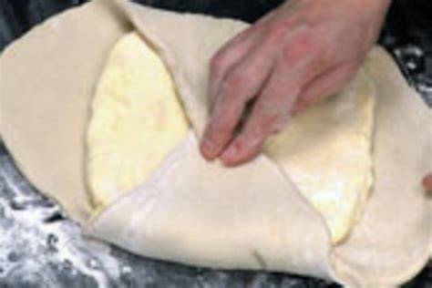 Tourieren bei Blätterteig Schritt für Schritt (Schrittbild: Ausrollen, Butter einschlagen, Falten)