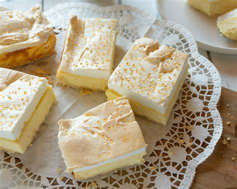 Tränenkuchen mit goldenen Perlen auf einem Kuchenteller