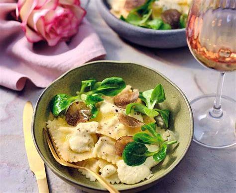 Trüffel, Pinienkerne, Parmesan und Thermomix auf Arbeitsplatte als Zutatenübersicht
