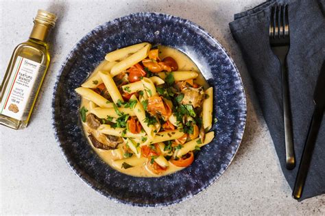 Trüffelöl tropft über Pasta als Finish