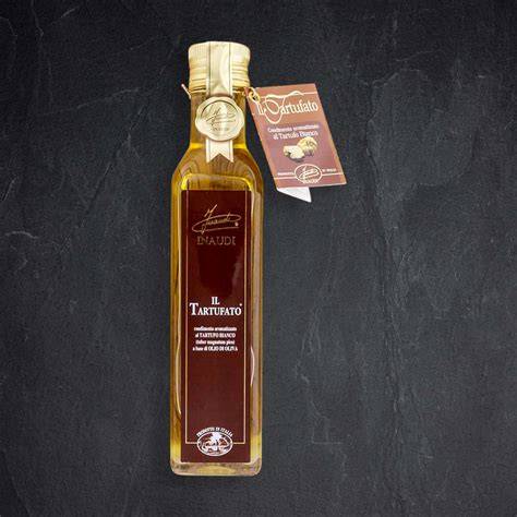 Trüffelöl-Flasche und frisch gehobelte Trüffel