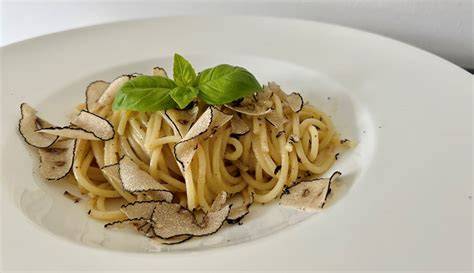 Trüffel über Pasta gehobelt auf weißem Teller