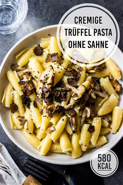 Trüffel Sahne Sauce mit frisch geriebener Pasta und Parmesan angerichtet