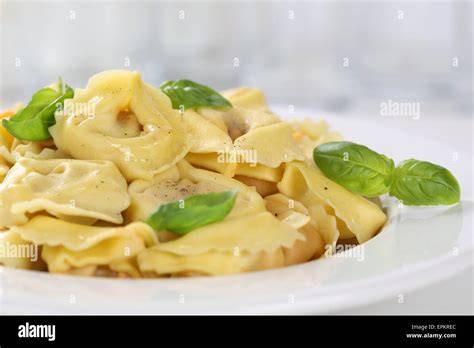 Trüffel Tortellini auf einem Teller mit Trüffelöl und Basilikum