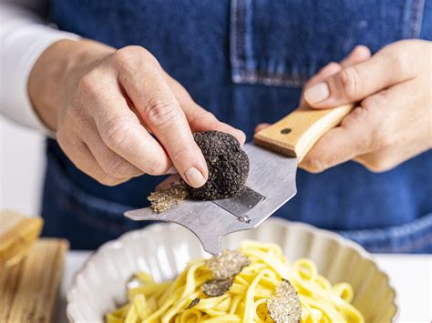 Trüffel auf Hobel über Pasta