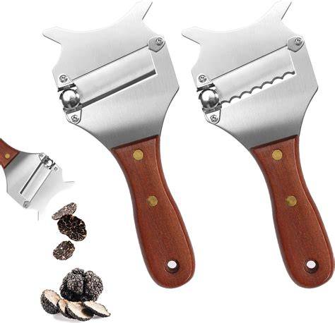 Trüffel auf Schneidebrett und Trüffelhobel