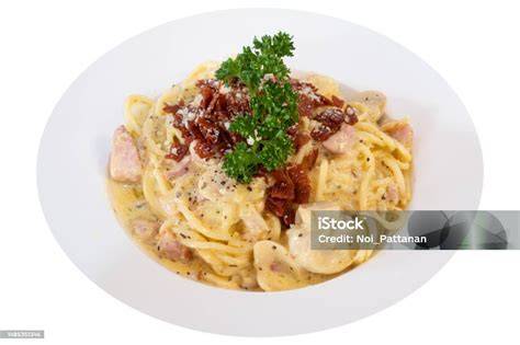 Trüffel-Carbonara auf weißem Teller