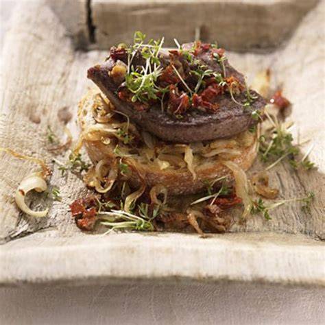 Trüffelbutter auf geröstetem Weißbrot