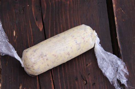 Trüffelbutter in Klarsichtfolie gerollt und eingewickelt