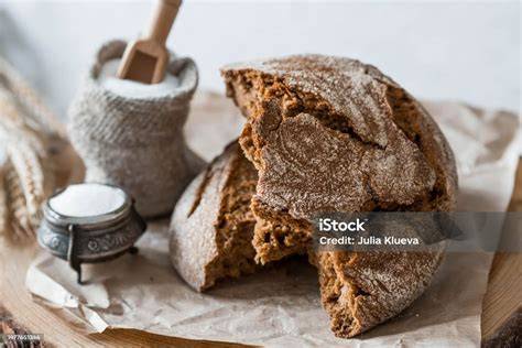 Trüffelbutter mit Brot und Paste auf Holzbrett angerichtet