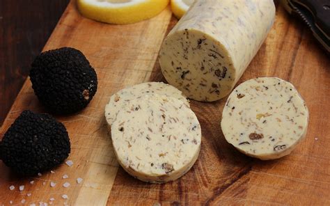 Trüffelbutter und schwarzer Trüffel auf Schneidebrett